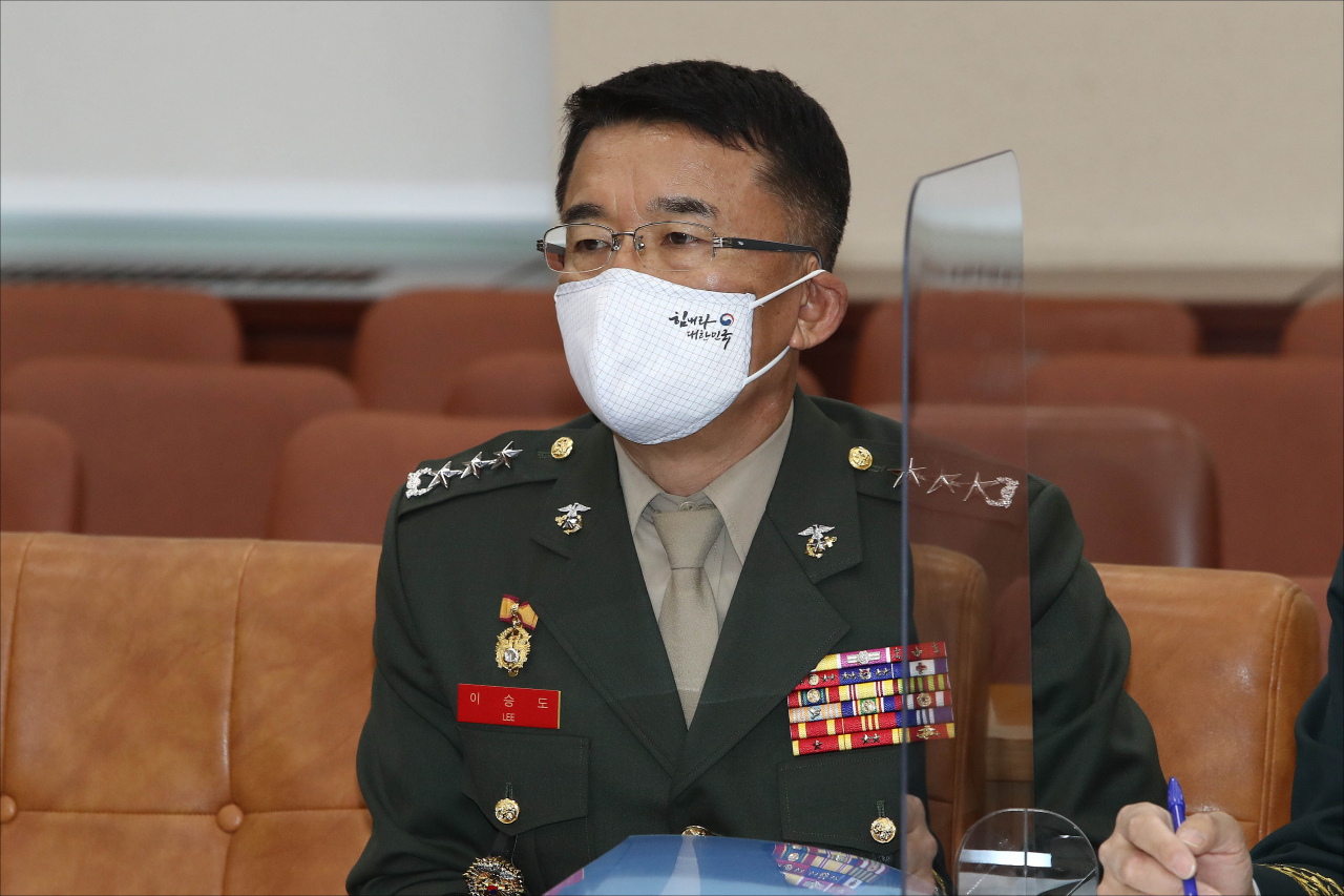 이승도 해병대 사령관이 26일 국회 국방위원회에서 열린 국방부 등 국정감사에 출석하고 있다.[연합]