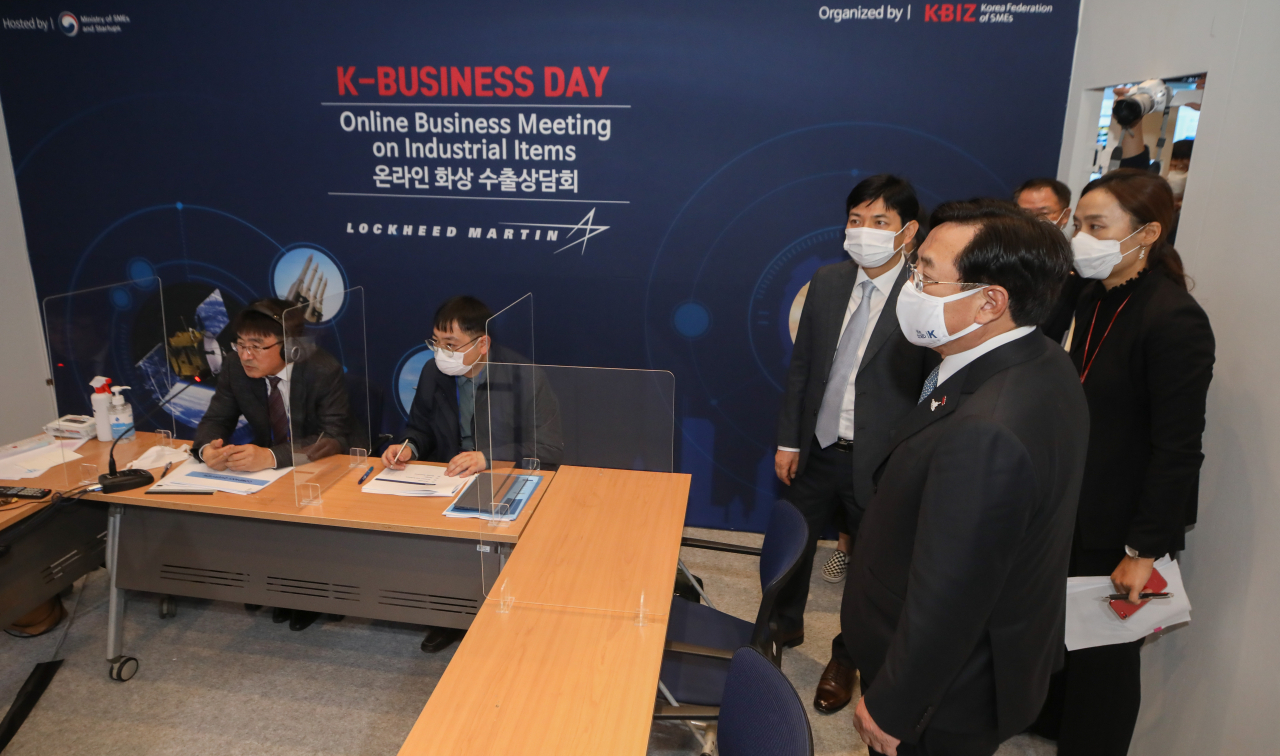 중소기업중앙회가 주최한 ‘K-BUSINESS DAY 온라인 화상수출상담회’에 참여한 업체가 해외 바이어와 화상 상담을 하고 있다. [중기중앙회 제공]