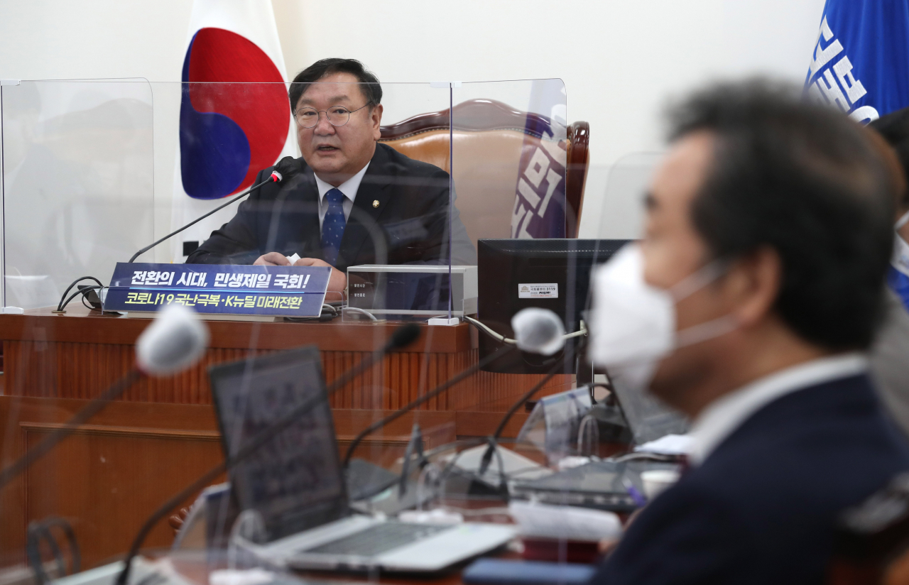 가덕도 신공항 추진을 강조하는 이낙연 더불어민주당 대표(오른쪽)와 김태년 원내대표[연합]