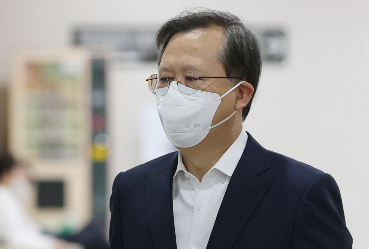 사법행정권 남용 의혹을 받는 박병대 전 대법관이 지난 9월 11일 오후 서울 서초구 서울중앙지법에서 열린 속행 공판에 출석하기 위해 법정으로 향하고 있다. [연합]