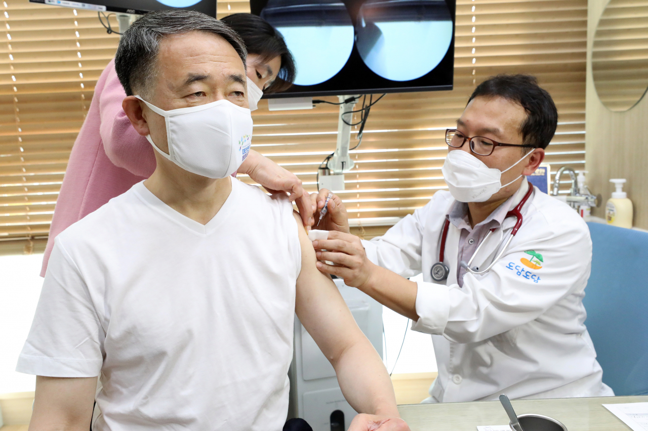 박능후 보건복지부 장관이 27일 오후 세종시의 한 병원을 찾아 인플루엔자(독감) 예방접종을 하고 있다. [연합]