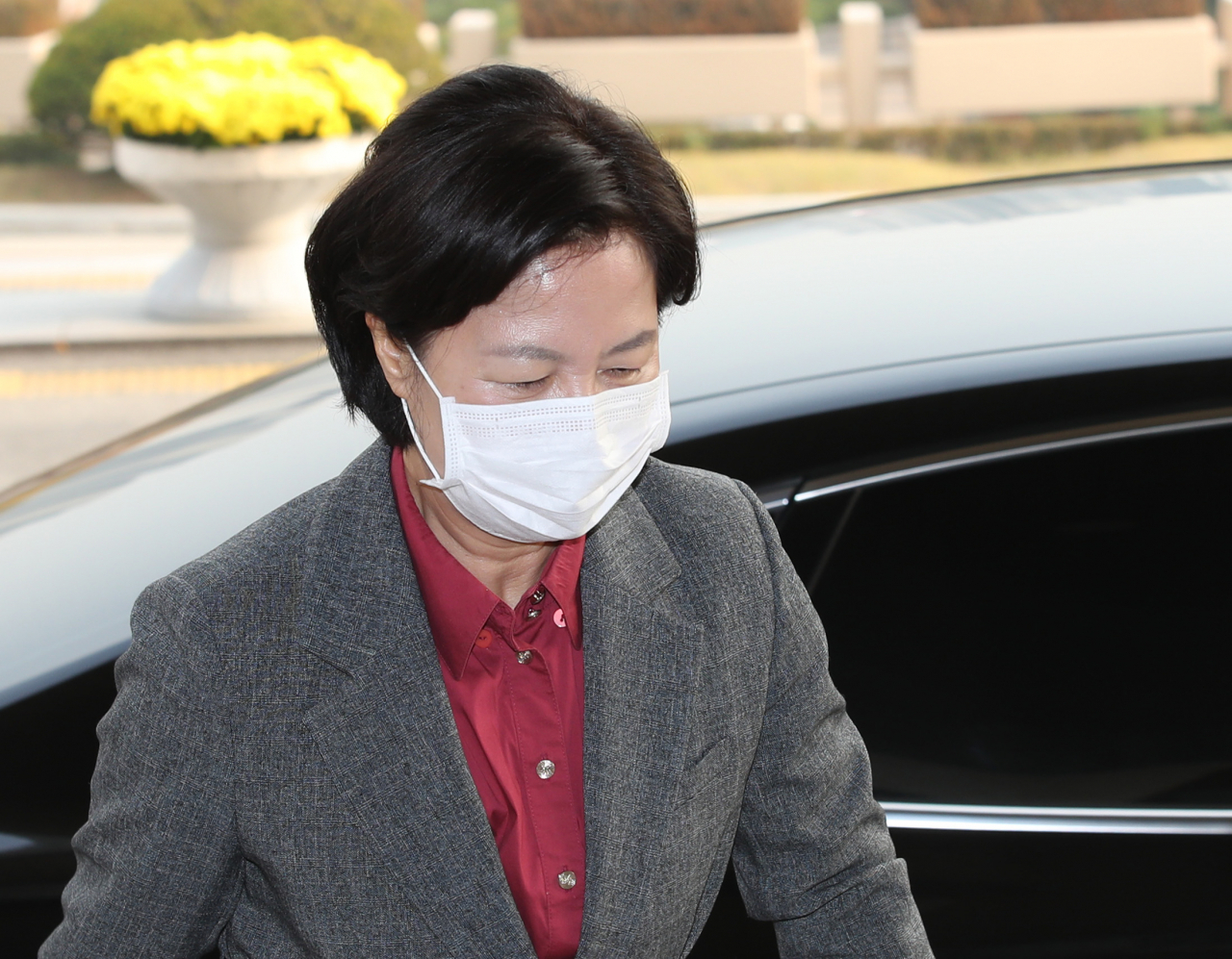 추미애 법무부 장관이 27일 오후 경기도 정부과천청사 법무부로 들어서고 있다. [연합]