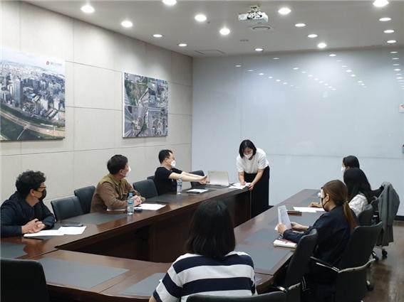 오프라인 법정의무교육에서 활동중인 김시내씨의 모습. [서울시 제공]