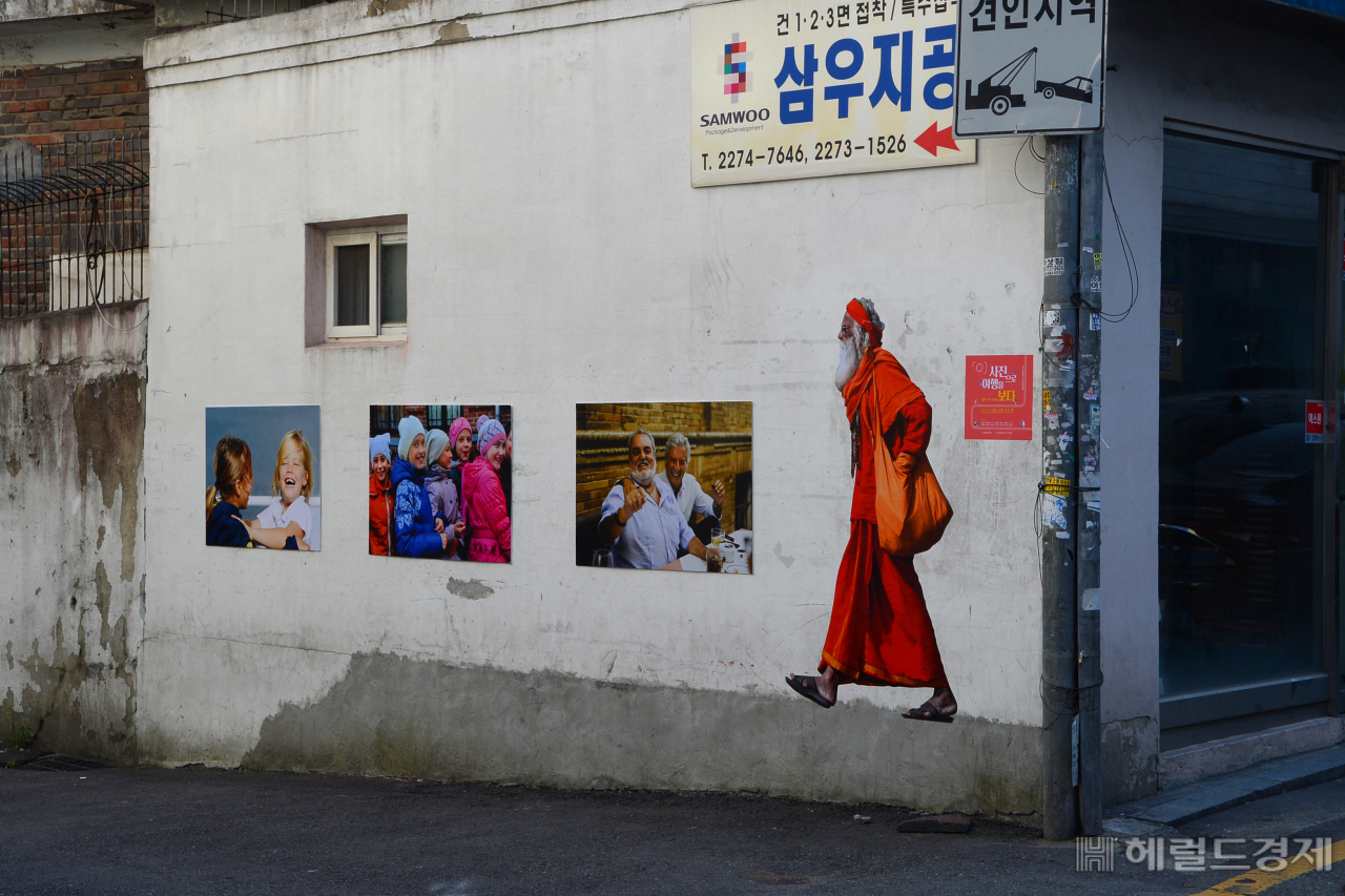 필동 소재 디자인업체와 인쇄업체의 손 길이 닿아 낡은 벽면이 이렇게 변신했다. [중구 제공]