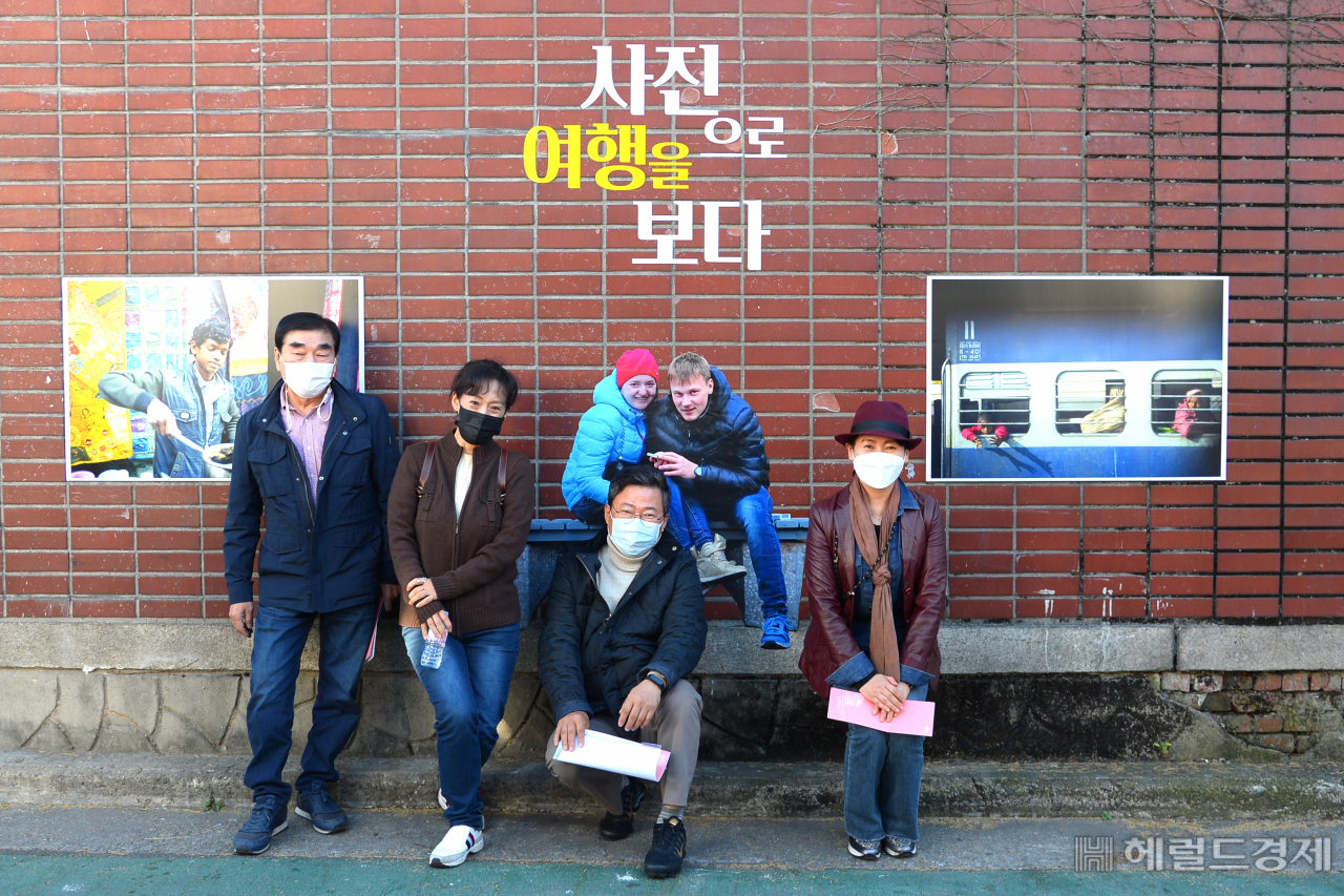 서양호 중구청장(가운데) 등 관계자들이 '포토스팟'에서 사진 촬영을 하고 있다. [중구 제공]