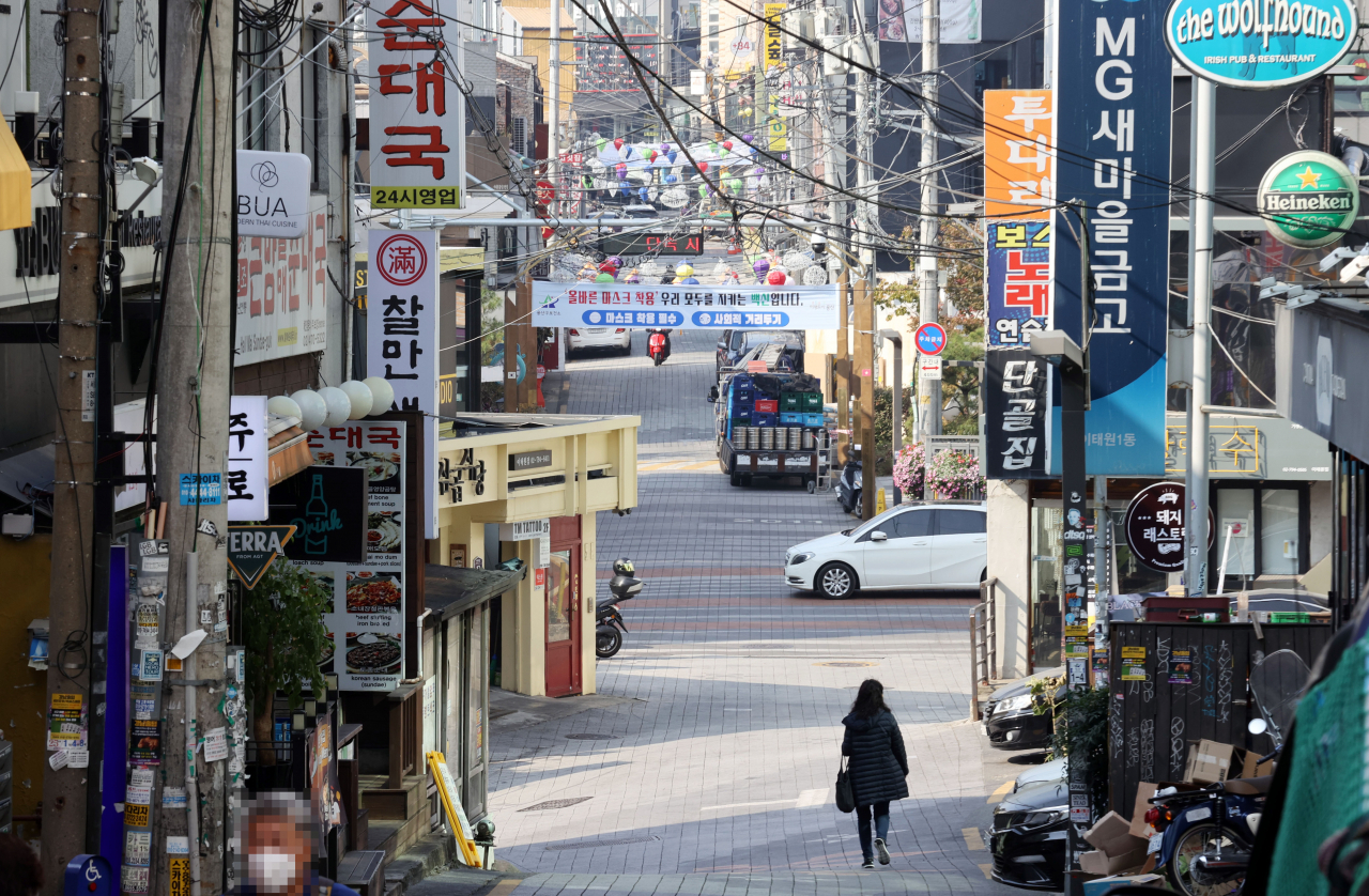 핼러윈 데이를 닷새 앞둔 지난 26일 서울 용산구 이태원동의 한 거리가 한산한 모습을 보이고 있다. [연합]