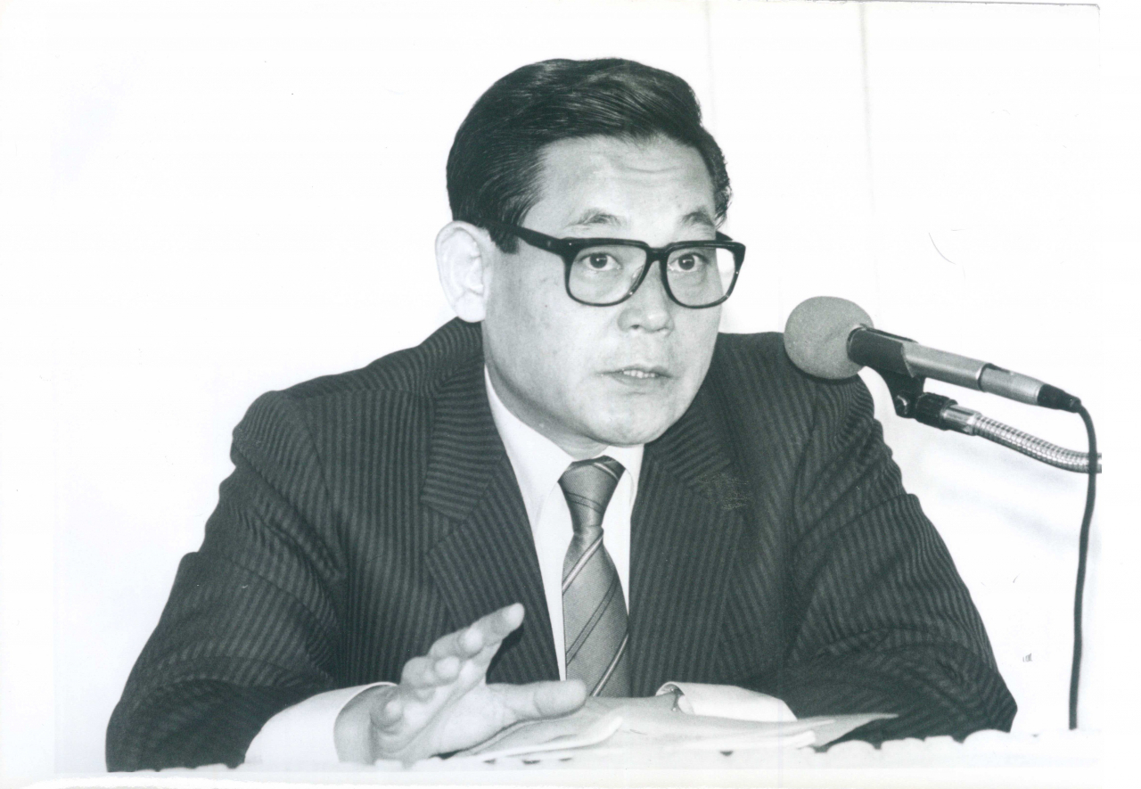 고 이건희 삼성 회장이 1988년 7월 23일 '정계최고 경영자 전지 세미나'에서 연설하고 있다. [삼성전자 제공]