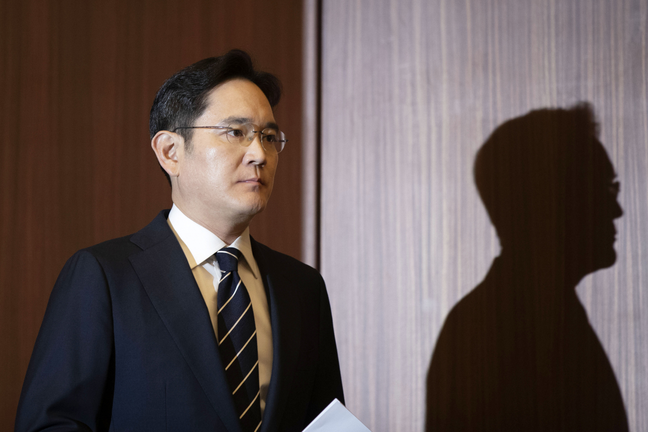 이재용 삼성전자 부회장이 지난 5월 대국민 사과문을 발표하기 위해 들어서고 있다. 이 자리에서 그는 "대한민국의 국격에 어울리는 새로운 삼성을 만들겠다"고 밝혔다. [연합]