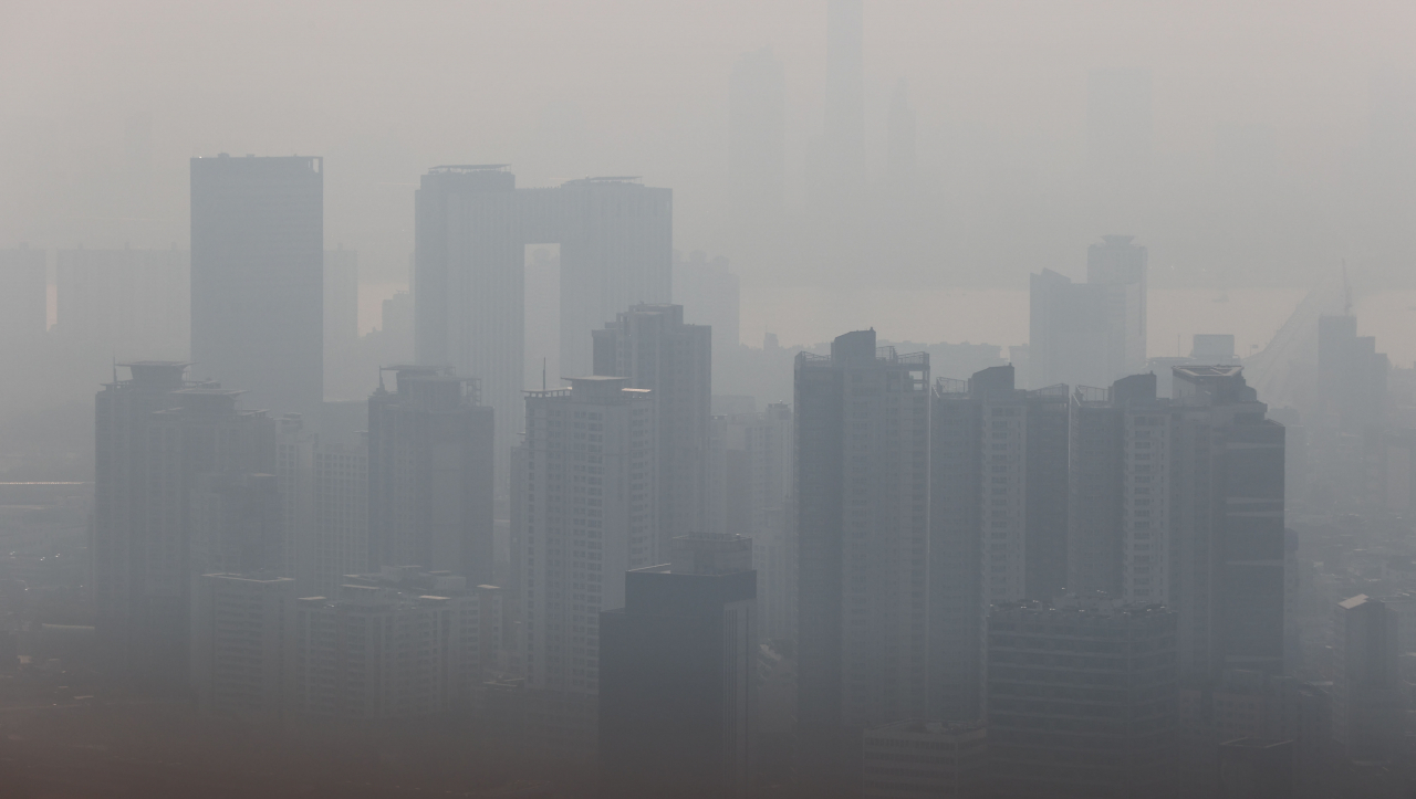 초미세먼지 농도가 '나쁨'수준을 보인 지난 27일 서울 시내가 뿌옇게 보이고 있다. [연합]