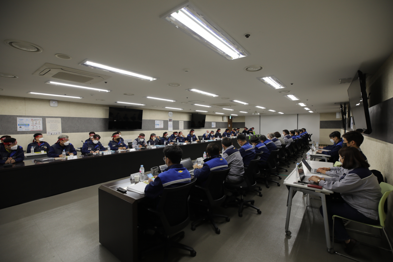 한국지엠 노사가 지난 27일 제20차 임단협 교섭을 진행하고 있다. 노조는 29일 예정된 쟁대위에서 전면파업 돌입 여부를 논의한다. [한국지엠 노조 제공]