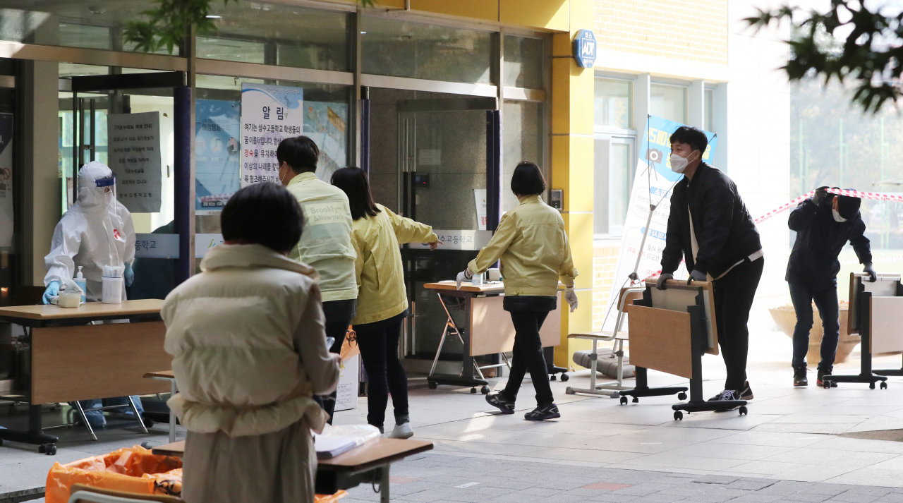 3학년 학생 한명이 코로나19 확진 판정을 받은 서울 성동구 성수고등학교에 학생들 전수검사를 위해 27일 임시 선별진료소가 차려졌다. 학교, 구청, 보건소 관계자들이 학교 체육관에 선별진료소를 마련하고 있다. [연합]