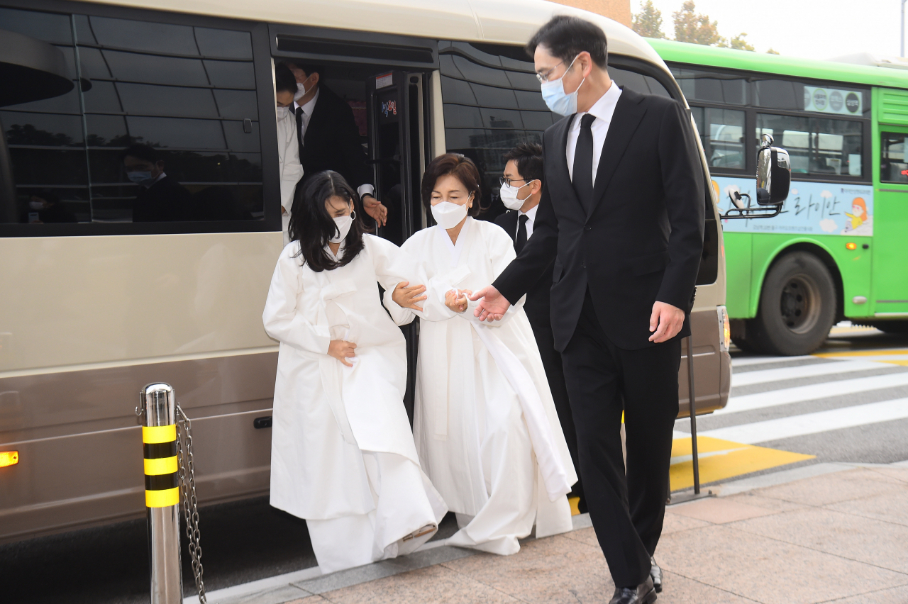 고(故) 이건희 삼성그룹 회장의 영결식이 28일 오전 삼성서울병원 암병원 강당에서 비공개로 열린 가운데 홍라희 전 리움미술관장과 이재용 삼성전자 부회장, 이부진 호텔신라 사장, 이서현 삼성복지재단 이사장 등 유족들이 참석하고 있다. [연합뉴스]