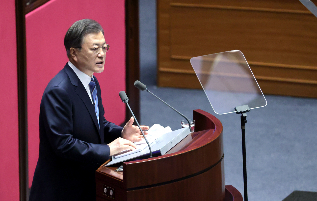 문재인 대통령이 28일 오전 국회 본회의장에서 2021년도 예산안 시정연설을 하고 있다. [연합]
