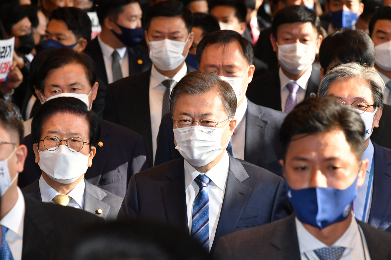 문재인 대통령이 28일 오전 국회 예산안 시정연설을 위해 국회에 도착, 라임.옵티머스 특검을 촉구하는 국민의힘 의원들 옆을 지나고 있다. [연합]