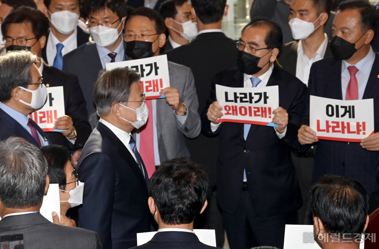 [헤럴드경제=이상섭 기자] 문재인 대통령이 2021년도 예산안의 국회 본회의 상정에 따른 시정연설을 위해 28일 오전 국민의힘 의원들의 피켓 항의 속에 국회로 들어서고 있다. babtong@heraldcorp.com