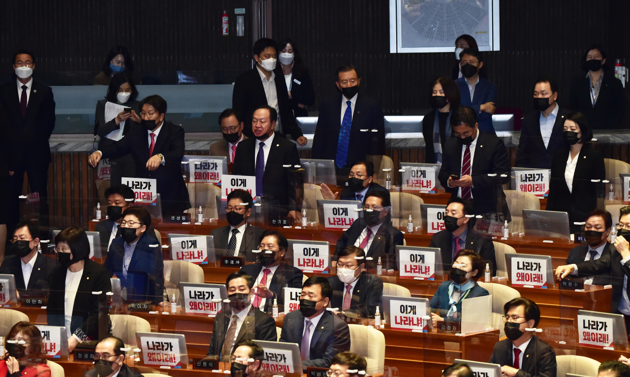 [헤럴드경제=이상섭 기자]국민의힘 의원들이 28일 서울 여의도 국회 본회의장에서 문재인 대통령 내년도 예산안 시정연설에 앞서 '이게 나라냐'라고 적힌 손팻말을 노트북에 붙이고 박병석 국회의장에게 항의하고 있다. babtong@heraldcorp.com