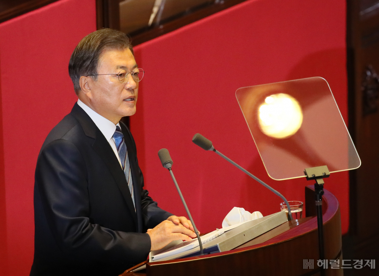 문재인 대통령이 28일 국회 본회의에서 555조8천억원 규모의 2021년도 예산안 설명을 위한 시정연설을 하고 있다. 이상섭 기자/babtong@heraldcorp.com