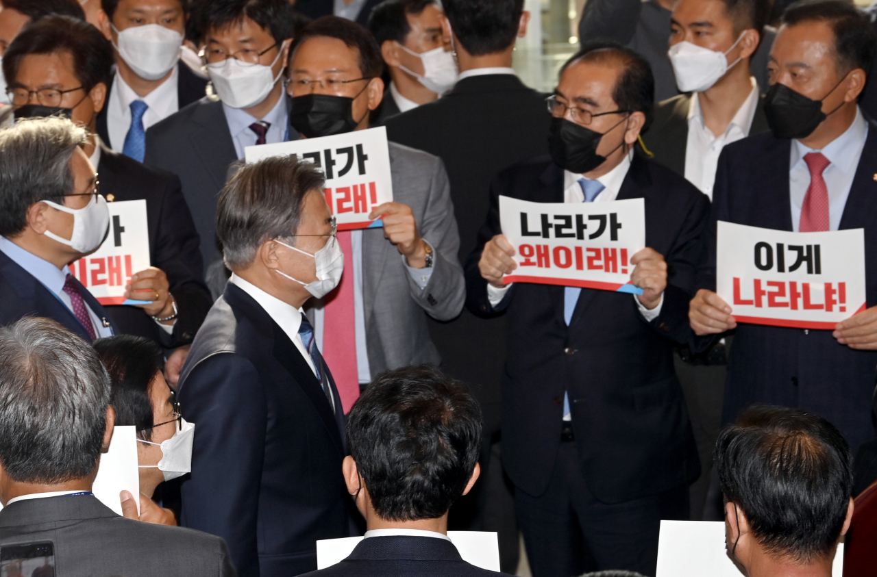 [헤럴드경제=이상섭 기자]문재인 대통령이 28일 오전 2021년도 예산안 시정연설을 하기 위해 서울 여의도 국회에 도착, 국민의힘 의원들의 피켓 항의를 받으며 본청에 들어서고 있다. babtong@heraldcorp.com