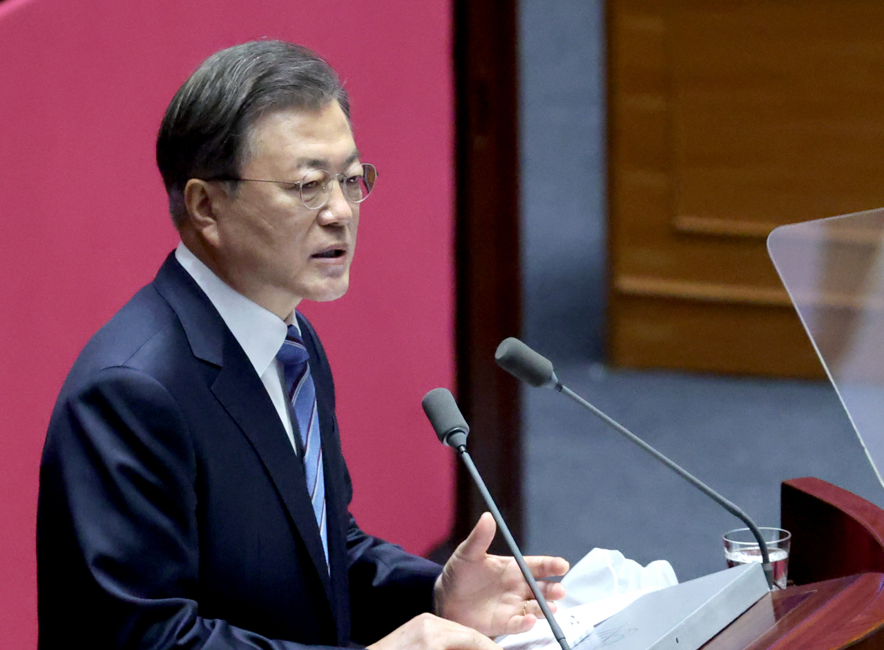 문재인 대통령이 28일 오전 국회 본회의장에서 2021년도 예산안 시정연설을 하고 있다. [연합]