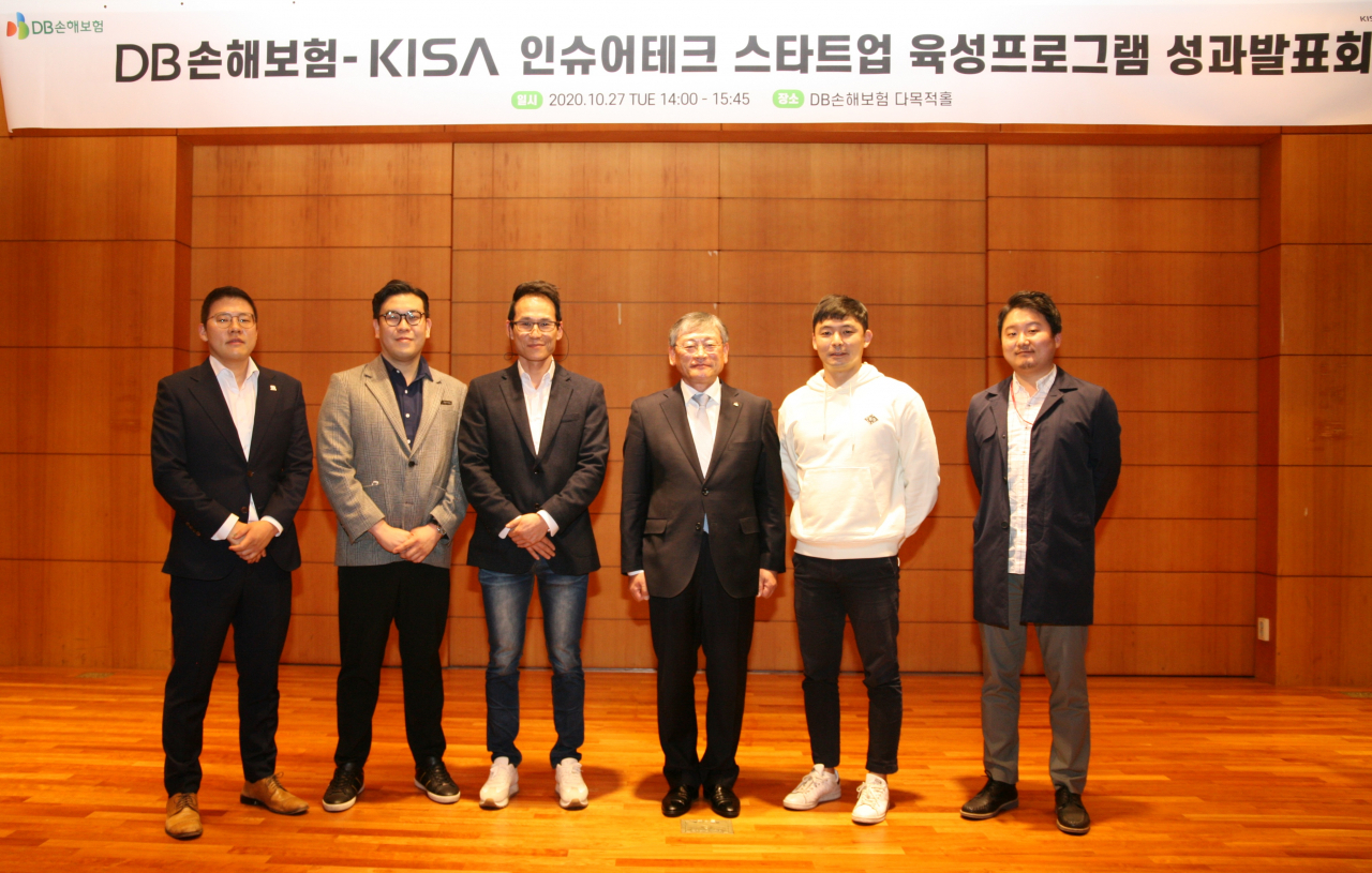 지난 27일 서울 강남구 DB금융센터에서 DB손해보험 고영주(왼쪽 네번째) 경영지원실장과 성과발표회에 참석한 스타트업 기업 대표들이 발표회를 마친뒤 기념촬영을 하고 있다.