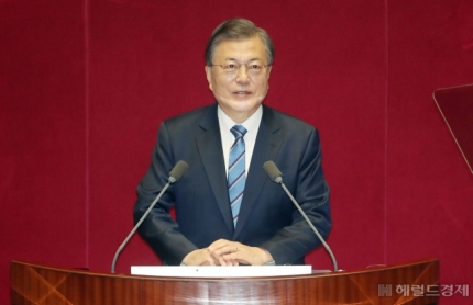 문재인 대통령이 28일 오전 서울 여의도 국회에서 2021년도 예산안 시정연설을 하고 있다. [사진=이상섭 기자/babtong@heraldcorp.com]