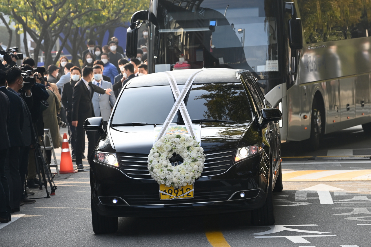 28일 오전 고 이건희 삼성전자 회장의 운구차가 삼성서울병원 장례식장을 빠져나오고 있다. 연합뉴스