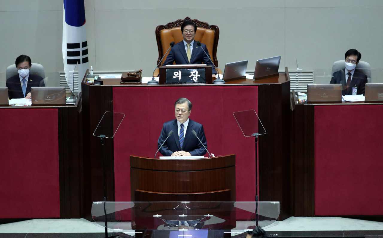 문재인 대통령이 28일 오전 국회 본회의장에서 2021년도 예산안 시정연설을 하고 있다. [연합]