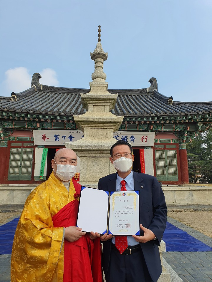 한중도시우호협회 충북지회장 임명장 전달 후 기념사진을 찍은 권기식 회장〈사진 오른쪽〉과 충북지회장 도안 스님(태고종 충북교구 종무원장).