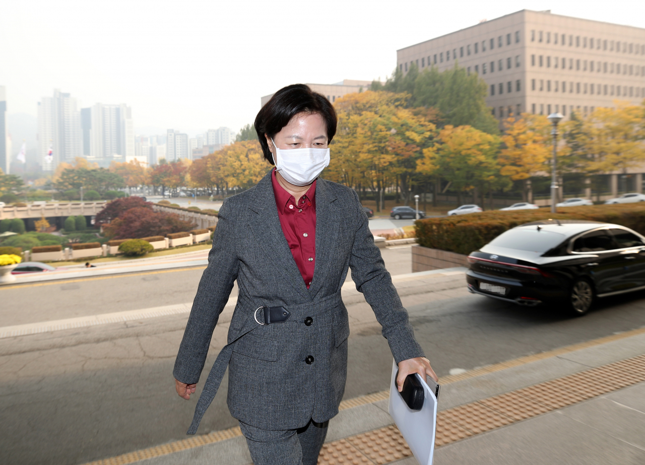추미애 법무부 장관이 27일 오후 경기도 정부과천청사 법무부로 들어서고 있다. [연합]