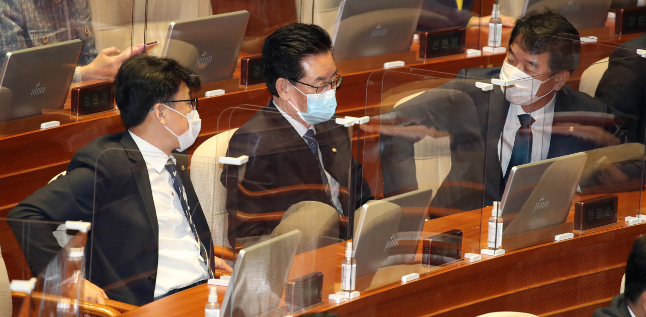 21대 총선 회계부정 의혹으로 체포동의안이 발의된 더불어민주당 정정순 의원이 28일 오전 서울 여의도 국회에서 열린 '문재인 대통령 2021년 예산안에 대한 시정연설'에 참석하고 있다. [연합]