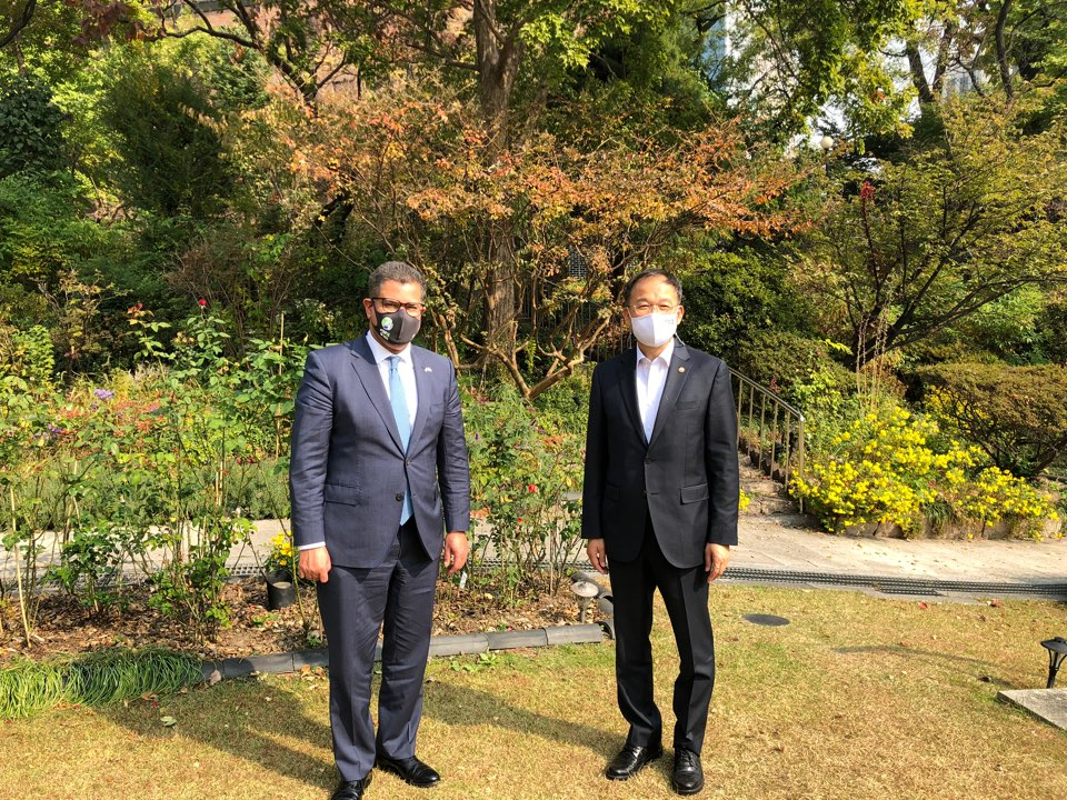 박종호 산림청장(우)은 27일 주한영국대사관저에서 유엔기후변화협약 당사국 총회 샤마 의장(좌)을 만나 세계산림총회 관련 주요 현안을 논하고 향후 상호 협력을 도모하자는데 뜻을 모았다.