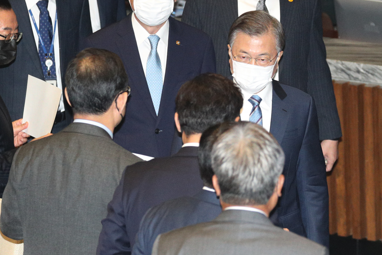 문재인 대통령이 28일 오전 서울 여의도 국회 본회의장에서 2021년도 예산안 시정연설을 마치고 본회의장을 나서며 국민의힘 주호영 원내대표와 인사를 하고 있다. [연합]