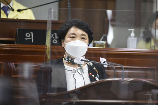 김미연 순천시의원이 제246회 임시회 2차 본회의에서 시정질의를 하고 있다. [시의회 제공]
