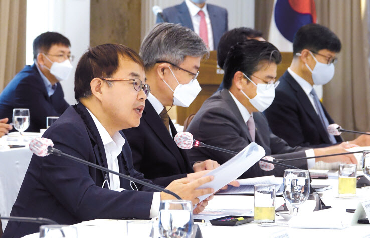 김용기 일자리위원회 부위원장이 28일 오전 서울 프레스센터에서 열린 제17차 일자리위원회를 주재하고 있다. 이날 일자리위원회는 오는 2025년까지 연구소기업 1000개와 국토교통 분야에서 혁신기업 1500개를 각각 창업하도록 유도하고 총 6만개의 일자리를 창출하겠다고 밝혔다. [연합]