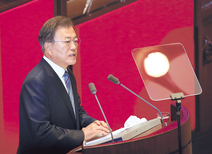 문재인 대통령이 28일 국회 본회의에서 555조8000억원 규모의 2021년도 예산안 설명을 위한 시정연설을 하고 있다. 이상섭 기자