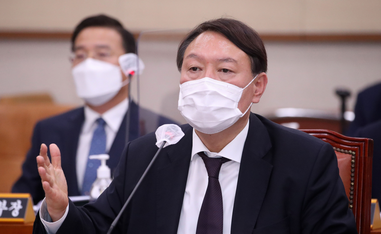 윤석열 검찰총장이 지난달 22일 서울 여의도 국회에서 열린 법제사법위원회의 대검찰청에 대한 국정감사에서 의원 질의에 답변하고 있다. [연합]