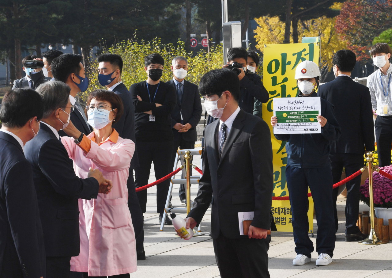 문재인 대통령이 28일 오전 2021년도 예산안 설명을 위한 시정연설을 위해 국회에 도착하자 류호정 정의당 의원이 중대재해기업차벌법 촉구 1인 시위를 하고 있다. [연합]
