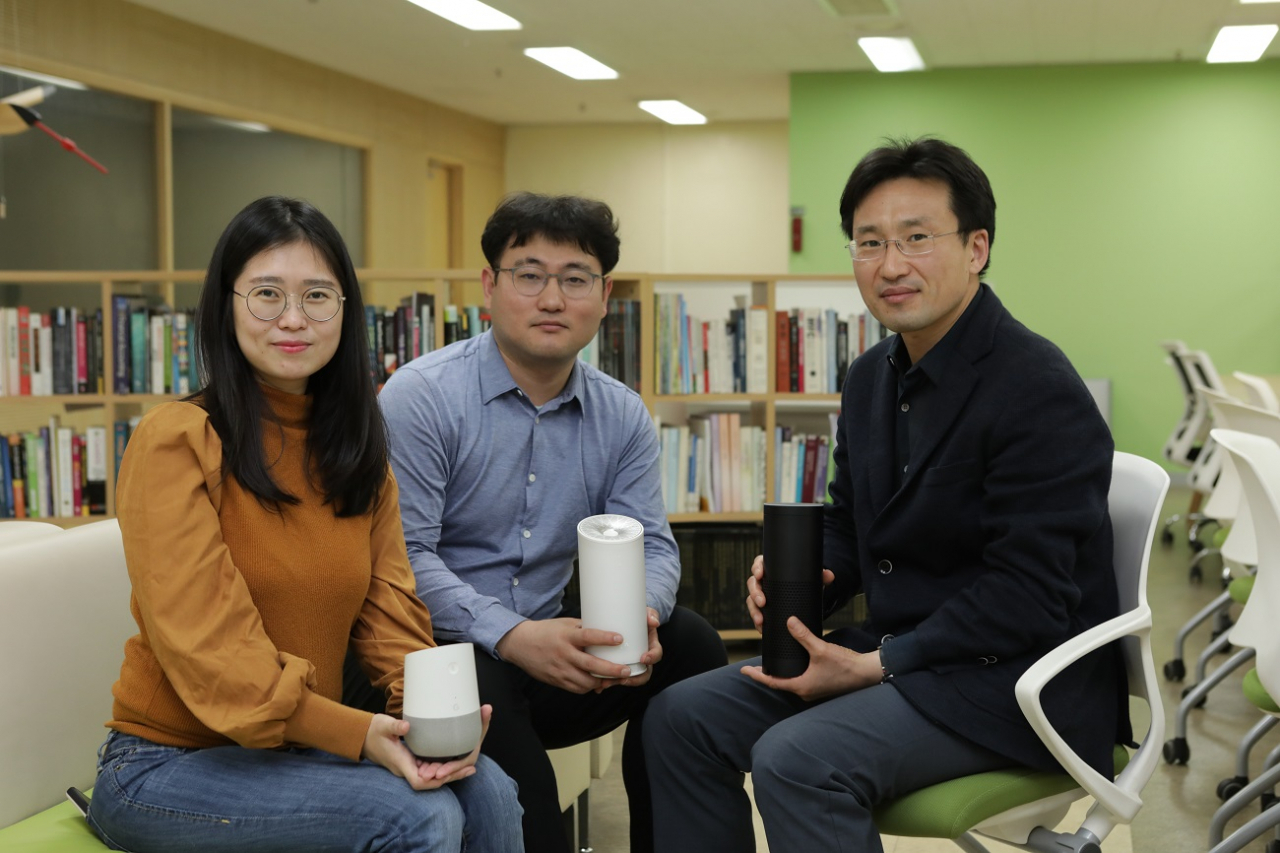 왼쪽부터 차나래 학생, 김아욱 강원대 교수, 이의철 KAIST 교수가 사용자의 최적 발화시점이 프로그래밍된 스마트 스피커를 들고 있다. [KAIST 제공]