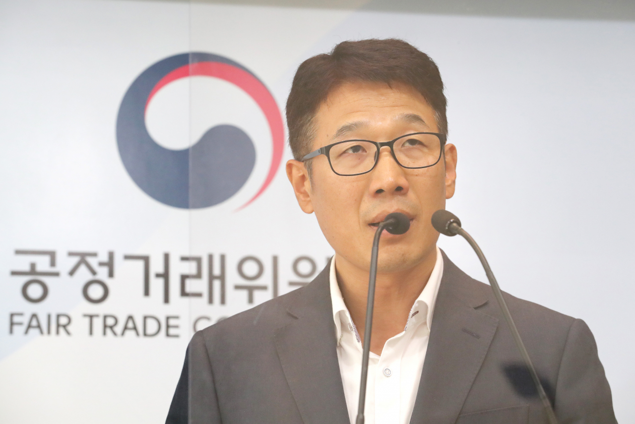 권순국 공정거래위원회 유통거래과장이 28일 오전 세종시 정부세종청사에서 롯데쇼핑(주)(슈퍼부문) 및 씨에스유통(주)의 대규모유통업법 위반행위 제재와 관련해 브리핑하고 있다. 연합뉴스