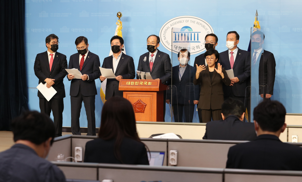국회 예산결산특별위원회 추경호 국민의힘 간사와 의원들이 28일 국회 소통관에서 정부가 제출한 2021년도 예산안 관련 5대 분야 100대 문제사업 기자회견을 하고 있다. [연합]