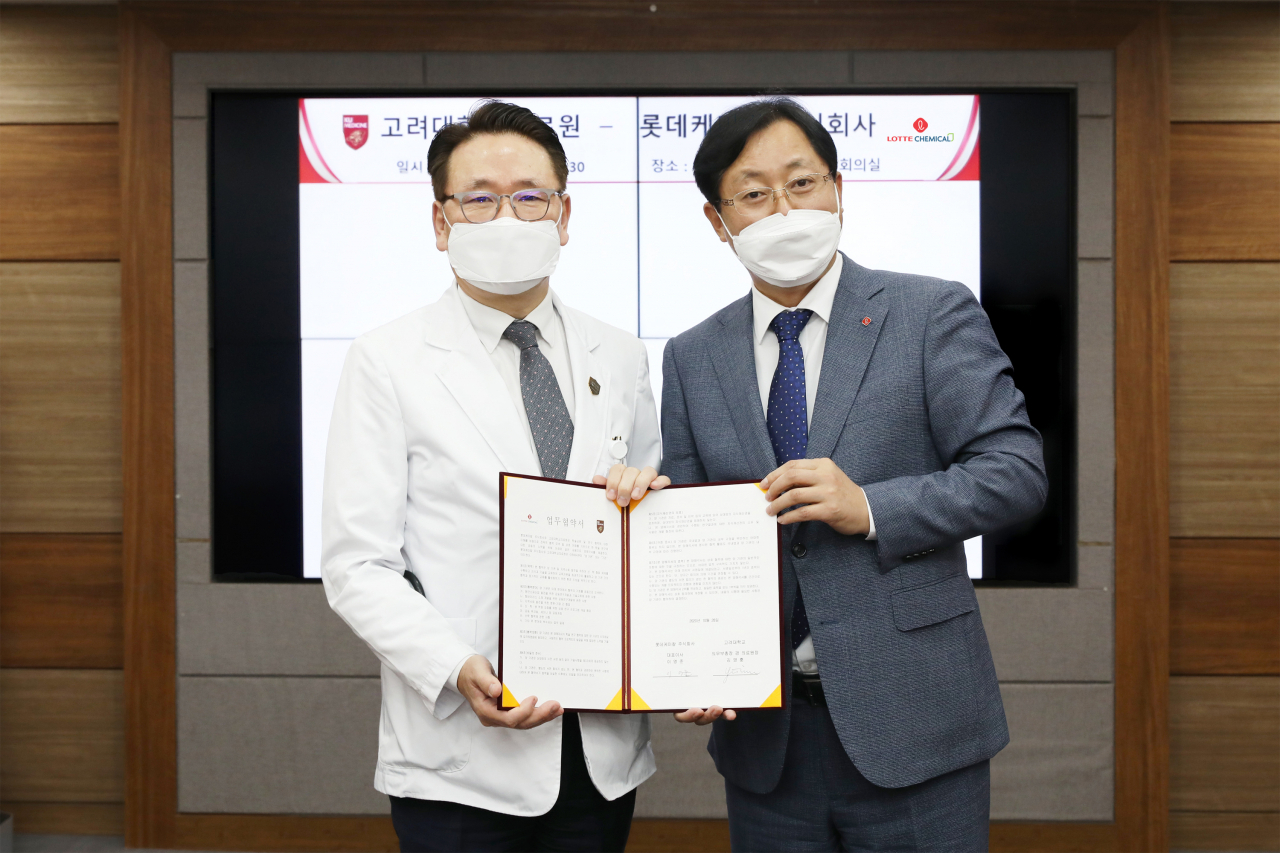 28일 서울 성북구 고려대학교 의과대학 본관에서 열린 '항바이러스 신소재 공동개발 협약식'에서 김영훈 고려대학교의료원 원장(왼쪽)과 이영준 롯데케미칼 첨단소재사업 대표가 기념사진을 촬영하고 있다. [롯데케미칼 제공]