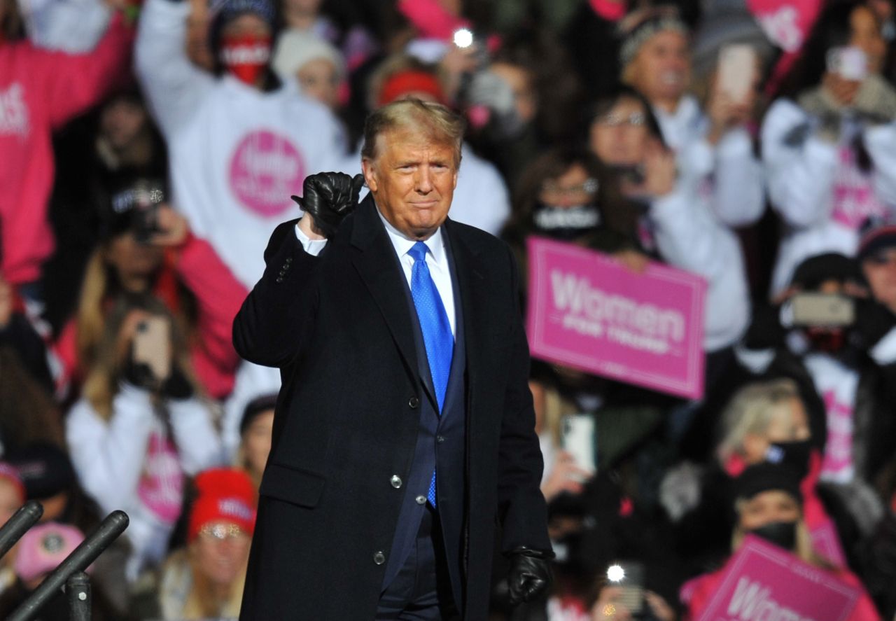 US President Donald Trump speaks during a campaign rally on Tuesday in Omaha, Nebraska. With the presidential election one week away, candidates of both parties are attempting to secure their standings in important swing states. (AFP-Yonhap)