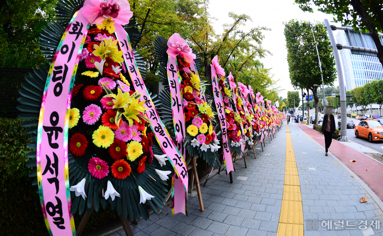 21일 오전 서울 서초구 대검찰청 정문 앞에 윤석열 검찰총장을 응원하는 화환들이 늘어서 있다. [헤럴드경제=박해묵 기자]