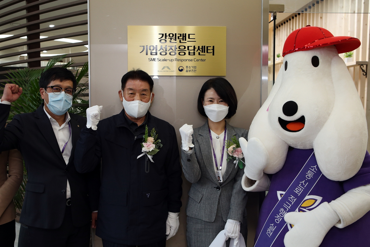강원랜드 본사사옥 1층 기업성장응답센터에서 (왼쪽부터)나동기 협력사상생팀장, 김기수 강원남부주민주식회사 대표, 최지원 혁신성장팀장이 참석한 가운데 개소식이 열렸다.