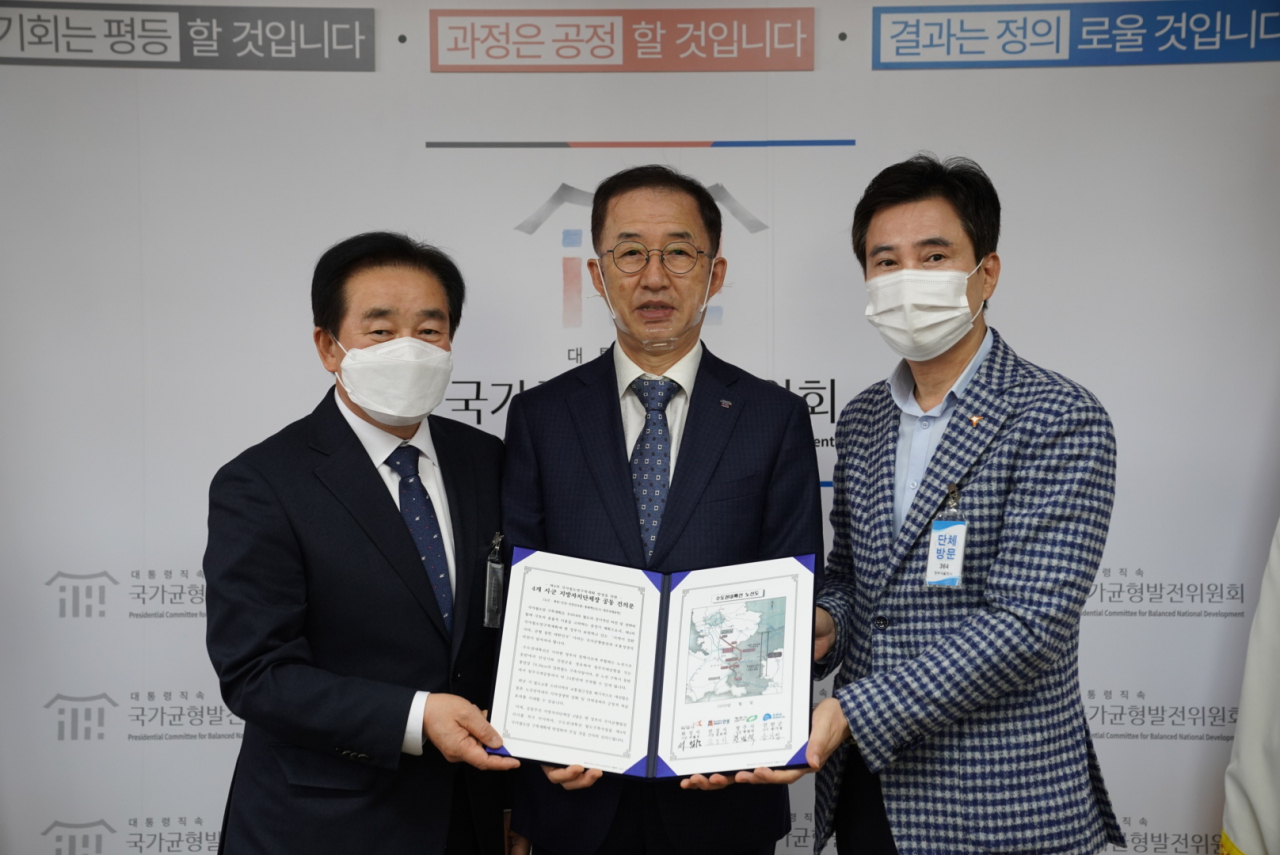수도권 내륙선의 제4차 국가 철도망 구축계획 촉구 공동건의문. [화성시 제공]