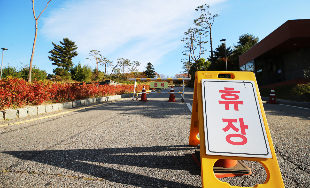 다수의 신종 코로나바이러스 감염증(코로나19) 확진자가 발생한 골프 모임이 진행된 경기도 용인시의 한 골프장 입구 [사진=연합뉴스]