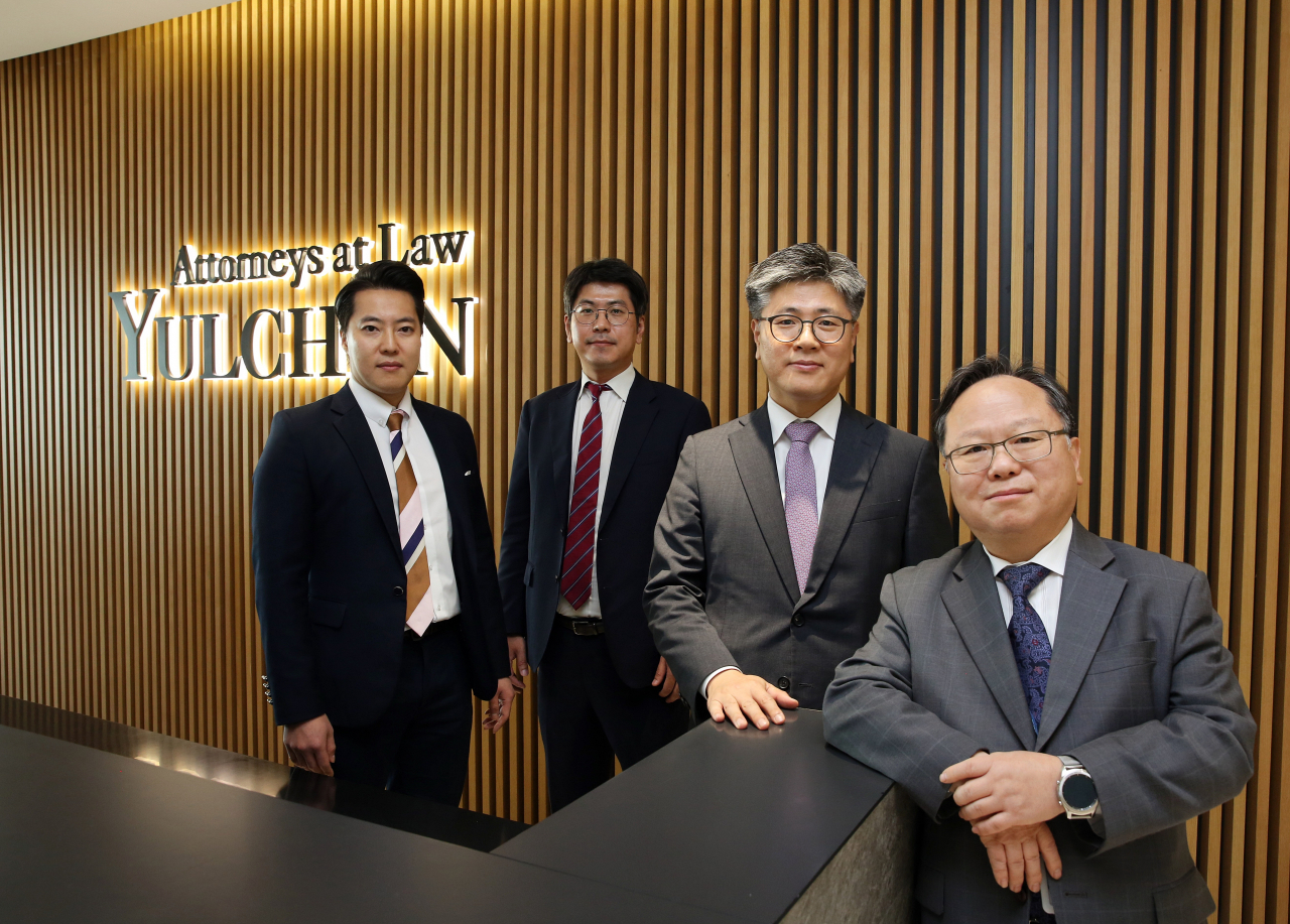 왼쪽부터 법무법인 율촌 지식재산권 팀 조희우 변호사, 최석운 변리사, 황정훈, 최정열 변호사 [법무법인 율촌 제공]