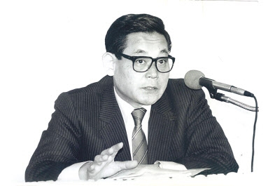 이건희 삼성 회장이 1988년 7월 23일 ‘정계최고 경영자 전지 세미나’에서 연설하고 있다. [삼성전자 제공]