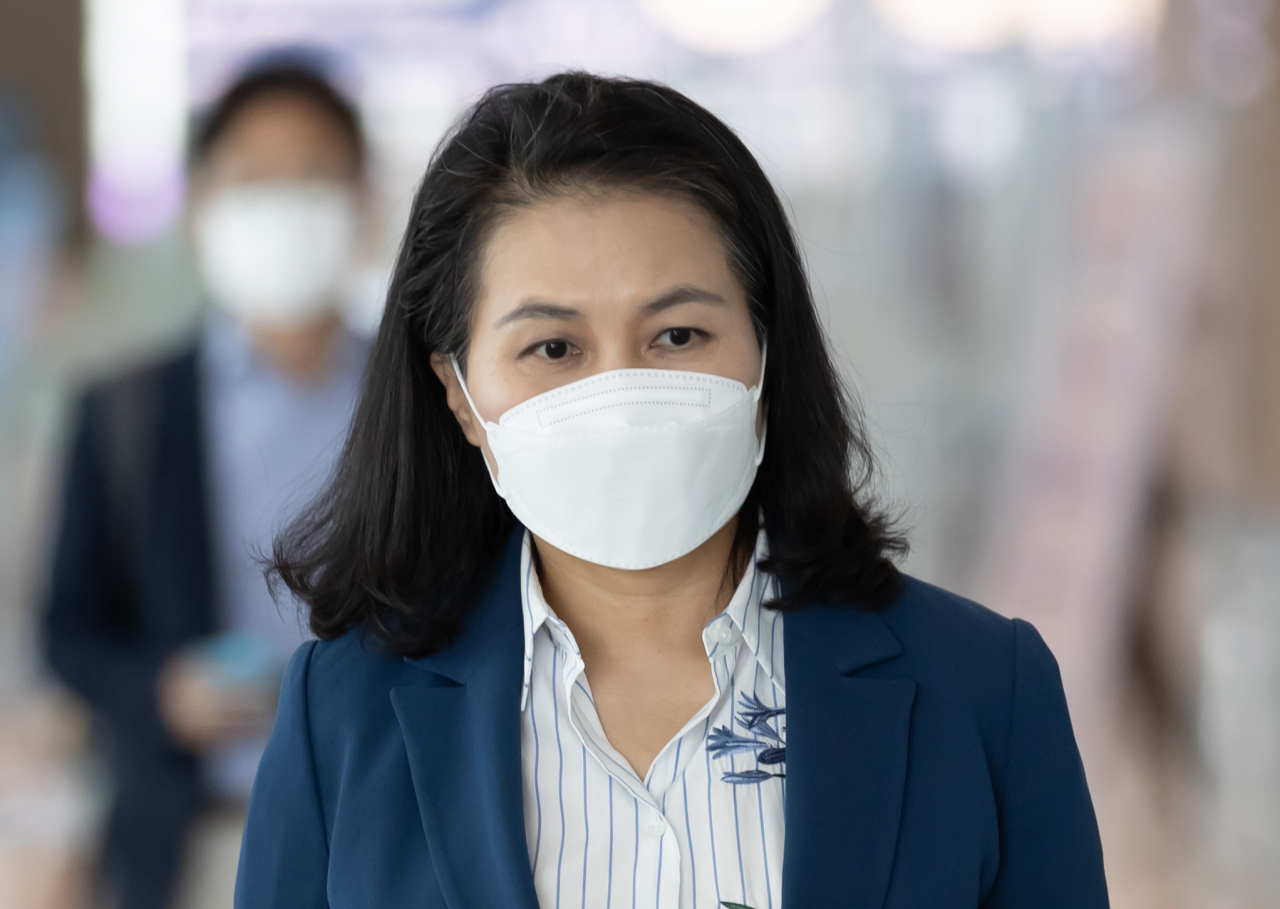 미국 무역대표부(USTR)는 세계무역기구(WTO) 차기 사무총장으로 우리나라의 유명희 산업통상자원부 통상교섭본부장을 공식 지지했다. 사진은 지난 9월 유명희 통상교섭본부장이 인천국제공항을 통해 미국 워싱턴 D.C로 출국하는 모습. [연합]