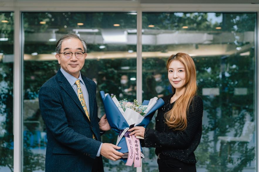 WCIF 어워드 수상한 보아와 축하 화환을 전달하는 이근 KF(Korea Foundation, 한국국제교류재단) 이사장 [한국국제교류재단 제공]